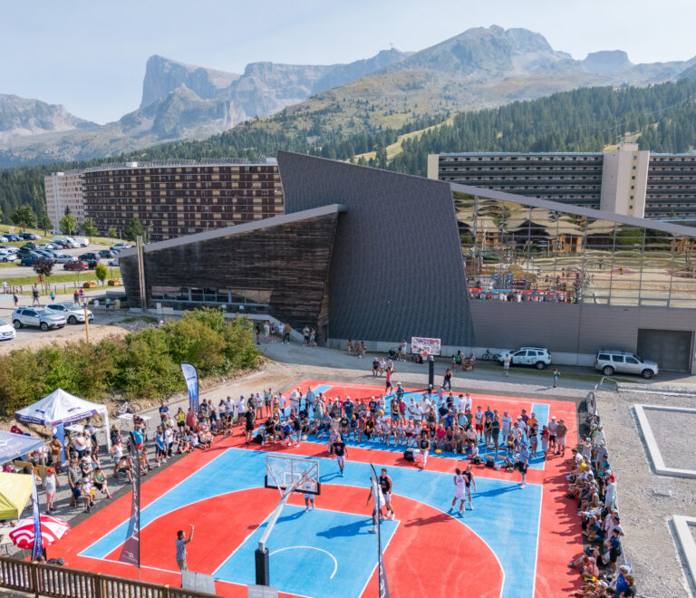 Les Stormers inaugurent les terrains de basket à SuperDévoluy
